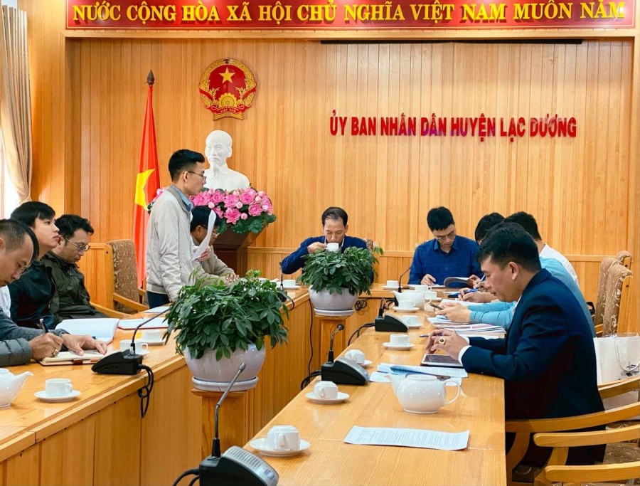 Đại diện huyện Lạc Dương báo cáo về hiện trạng, nhu cầu triển khai đô thị thông minh tới đoàn công tác của VHT