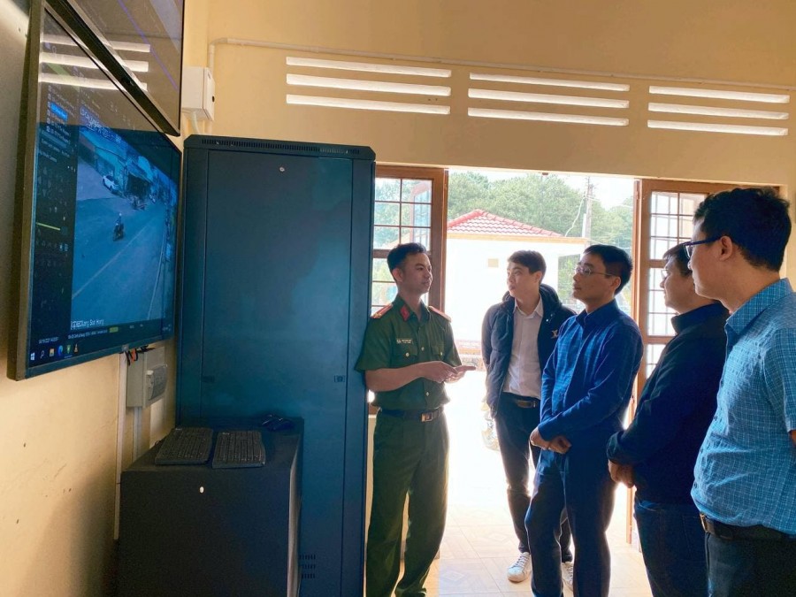 Đoàn công tác VHT nghe giới thiệu về hiện trạng hệ thống camera giám sát an ninh công cộng tại trụ sở Công an huyện Lạc Dương
